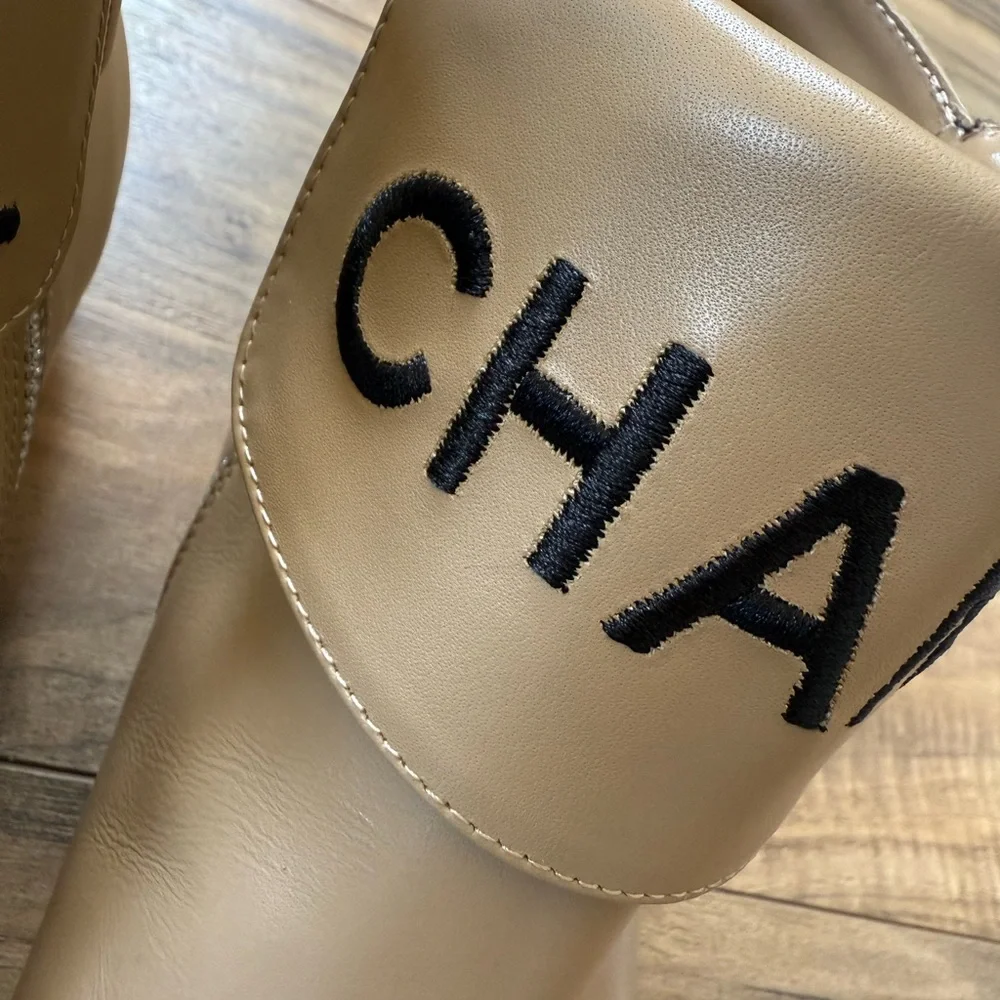 CHANEL fold-over flat ankle boots in lambskin leather - Picture 4 of 10